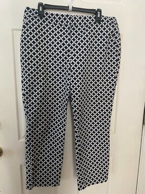 Dana Buchman Black and White Patterned pants. 98% Cotton 2% spandex.
